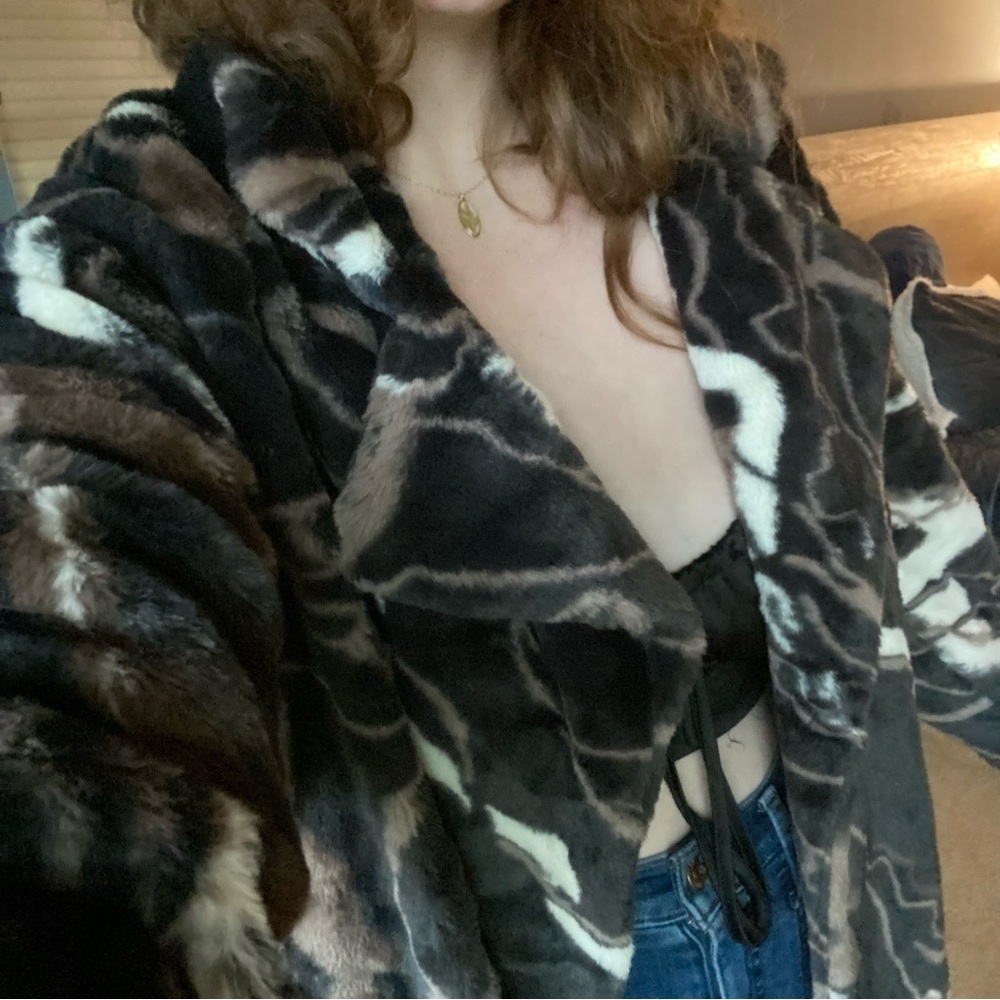 Tall Alloy Apparel Faux fur coat S/M - Picture 10 of 13